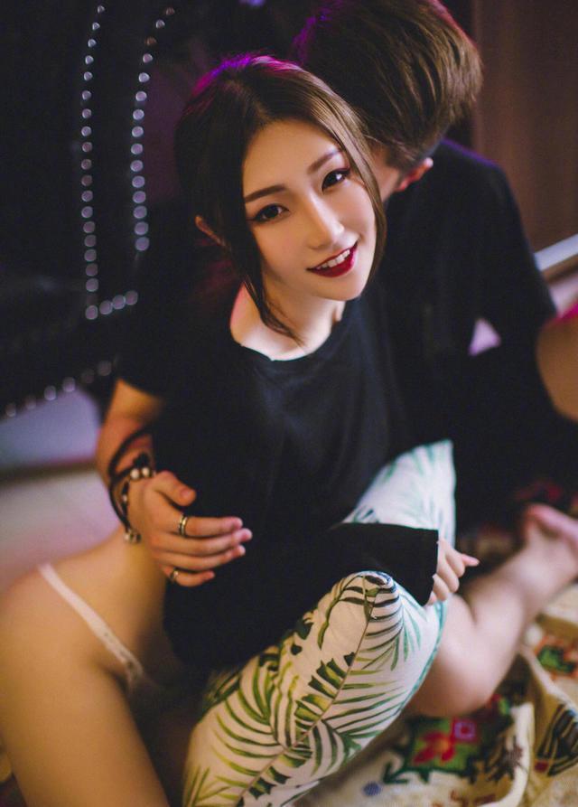 同桌乖～腿打开一点我轻一点！这段校园趣事背后藏着温暖与幽默_: 破解谜底的调查，背后隐藏着什么？