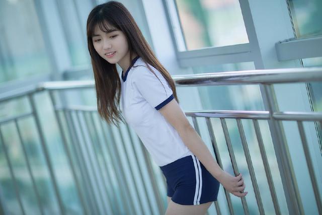 姬小满🌸扒腿爽出白色液体 科普背后惊人的自然现象_: 令人深思的评论，究竟想传达什么？