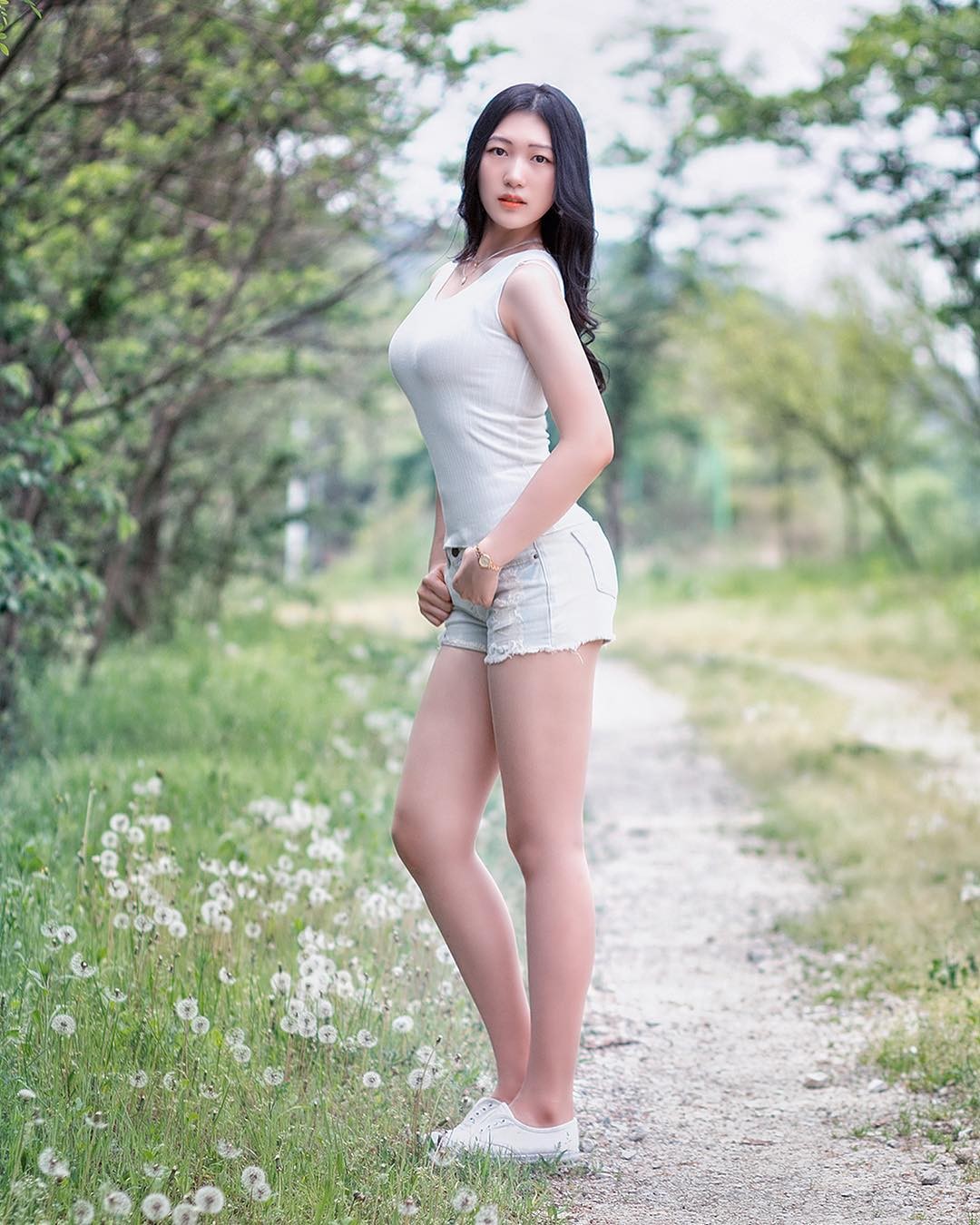 「美女➕光屁屁➕裸体➕俄罗斯18」健康文化展示引热议，社会如何看待自然美与禁忌？_: 不容小觑的趋势，未来又会如何变化？